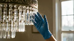 シャンデリアのほこりはほんの数分で消えます：カバーを外さずにできる手っ取り早い方法