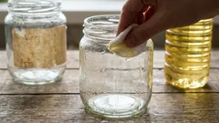 ガラスやプラスチックから、5～10分で跡を残さずきれいにステッカーの跡を落とす方法