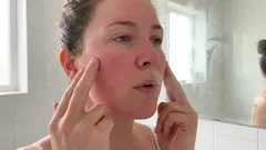 目的：顔のしわを伸ばす — 6分間の中国式フェイシャルエクササイズを行う