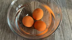 ゆでた卵を冷水に浸さないでください。